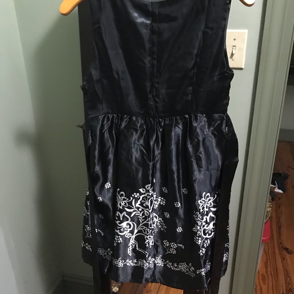 Black with white designs dress - Picture 4 of 4